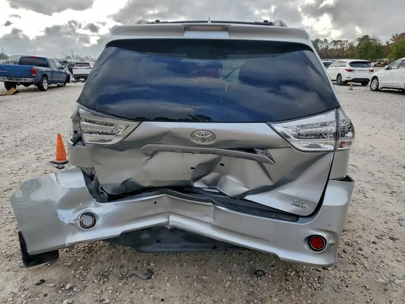 2019 TOYOTA SIENNA SE  
