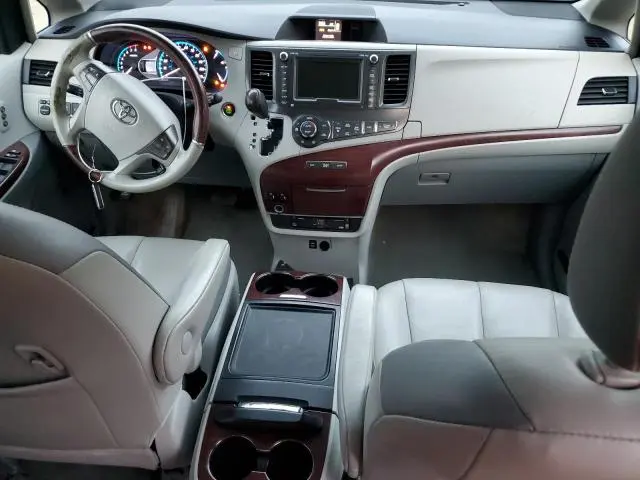 2013 TOYOTA SIENNA XLE  