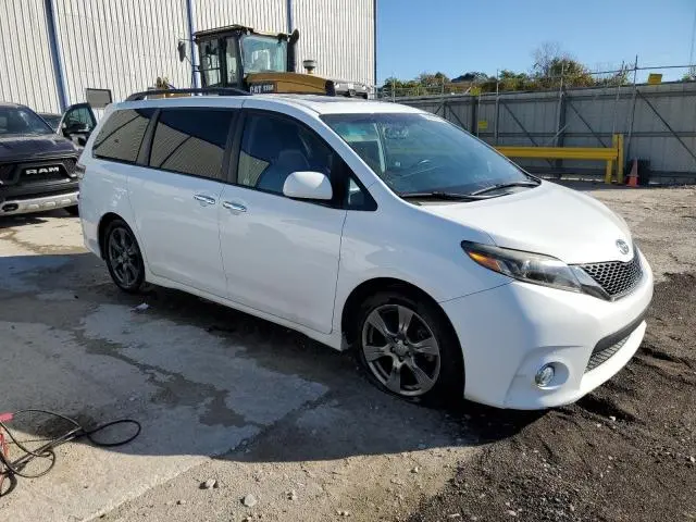 2017 TOYOTA SIENNA SE  