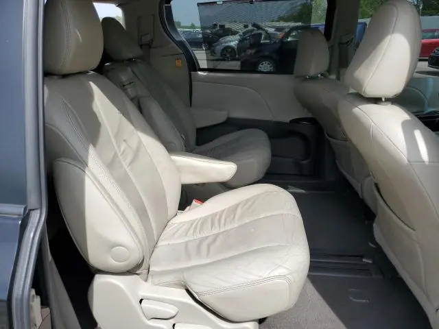 2011 TOYOTA SIENNA XLE  