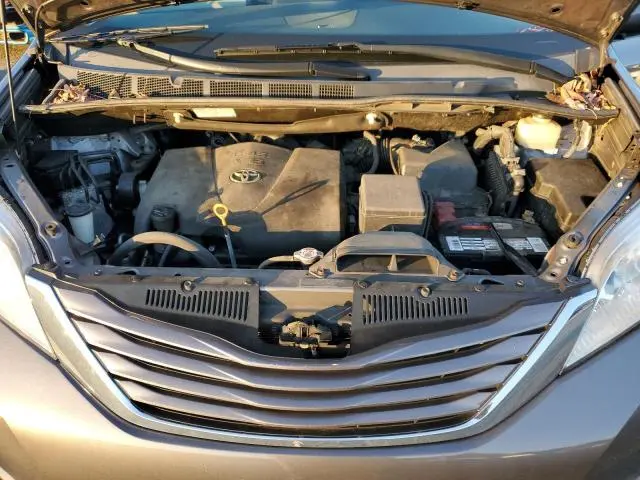 2017 TOYOTA SIENNA LE  