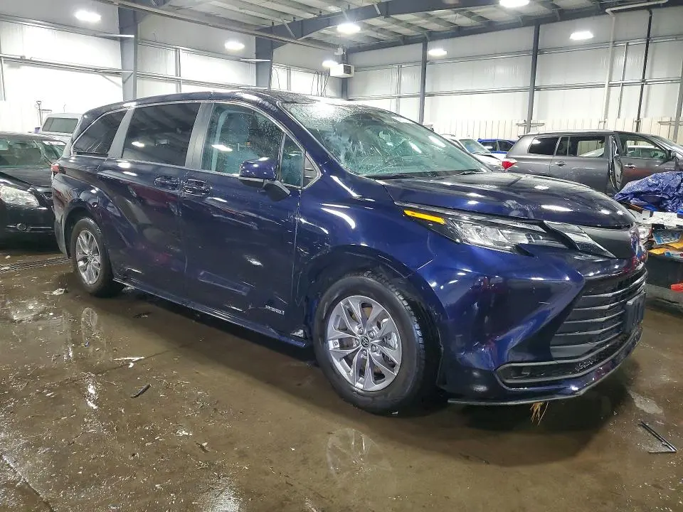 2021 TOYOTA SIENNA LE  