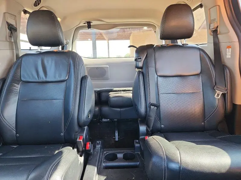 2020 TOYOTA SIENNA SE PREMIUM 8-PASSENGER  