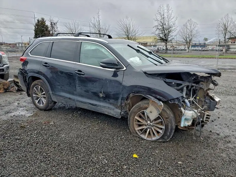 2019 TOYOTA HIGHLANDER SE  