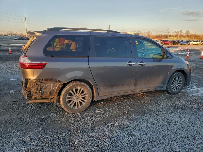 2018 TOYOTA SIENNA XLE  
