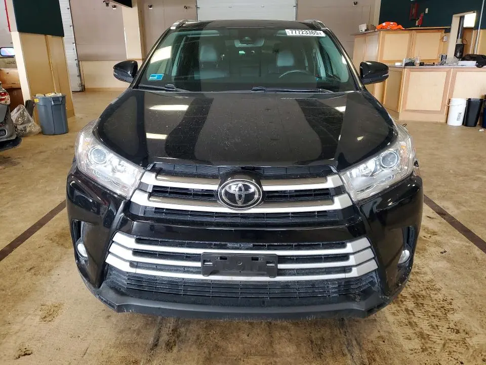 2017 TOYOTA HIGHLANDER SE  