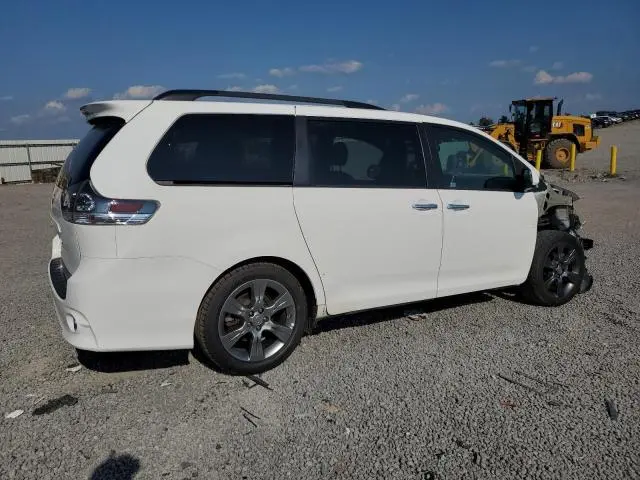 2016 TOYOTA SIENNA SE  