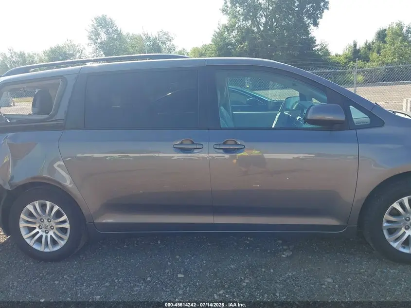 2011 TOYOTA SIENNA XLE V6