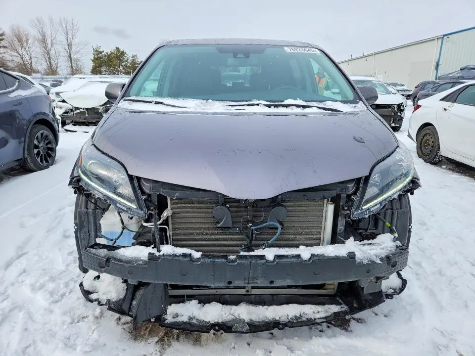 2020 TOYOTA SIENNA SE  
