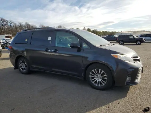 2018 TOYOTA SIENNA XLE  