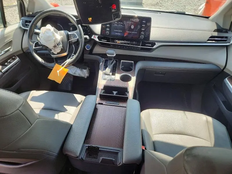 2022 TOYOTA SIENNA XLE  