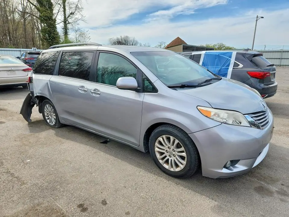 2015 TOYOTA SIENNA XLE 8-PASSENGER  