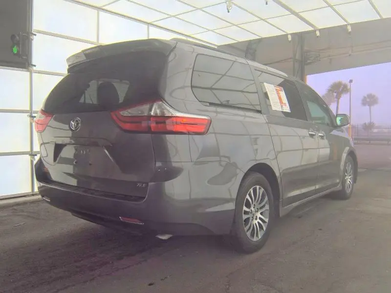 2018 TOYOTA SIENNA XLE 8-PASSENGER  