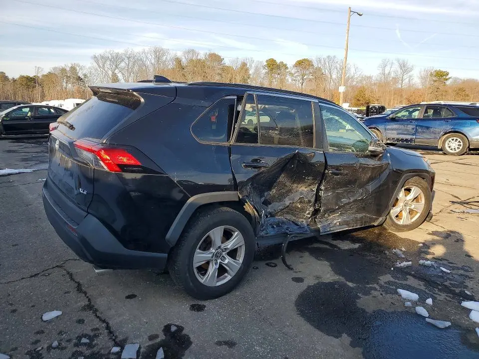 2021 TOYOTA RAV4 XLE  