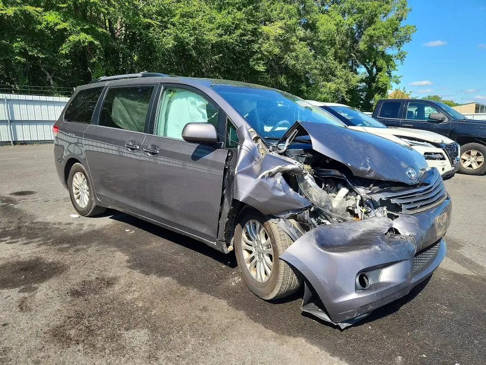 2014 TOYOTA SIENNA XLE 8-PASSENGER  