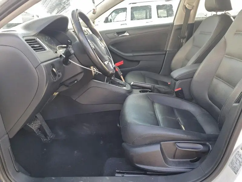 2011 VOLKSWAGEN JETTA SE  