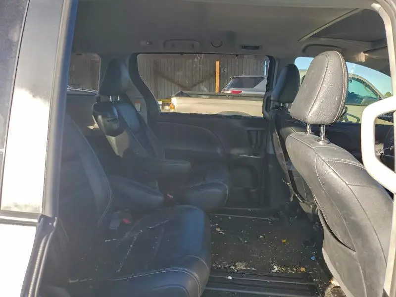 2017 TOYOTA SIENNA SE  