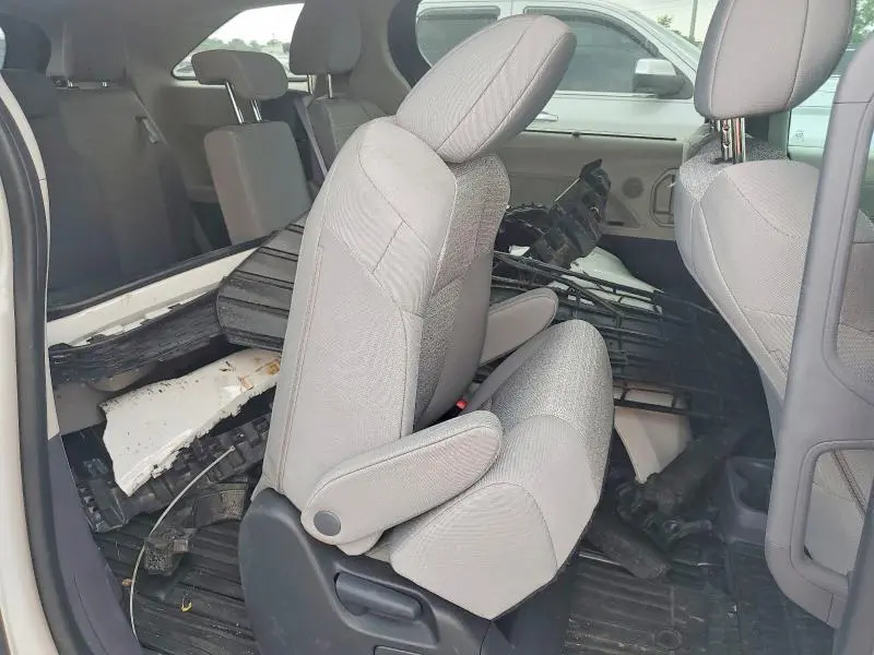 2022 TOYOTA SIENNA LE  