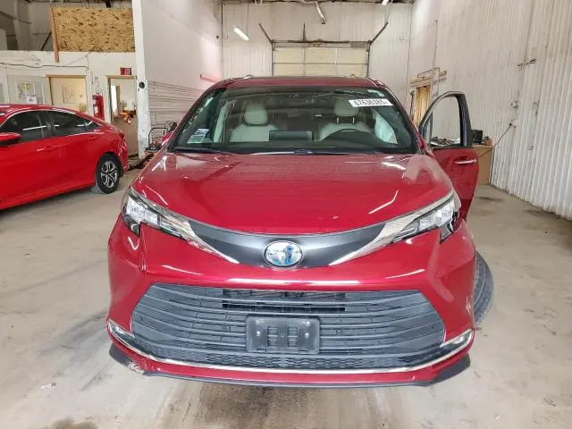 2021 TOYOTA SIENNA XLE  