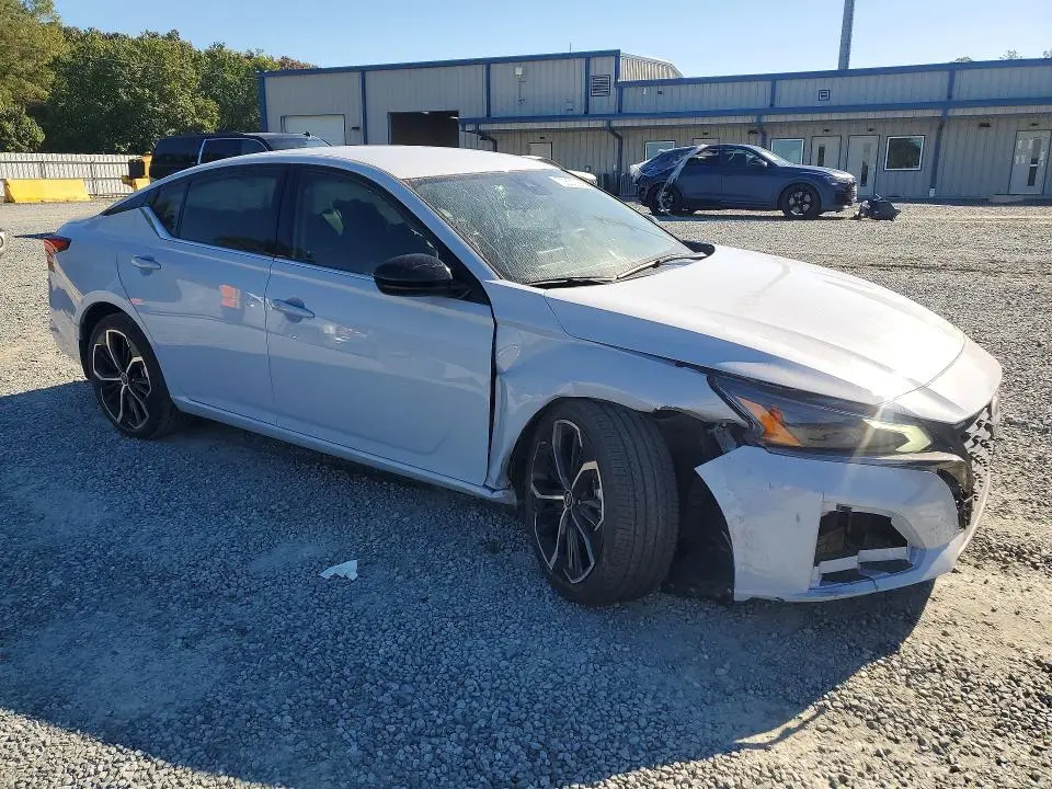 2024 NISSAN ALTIMA SR  