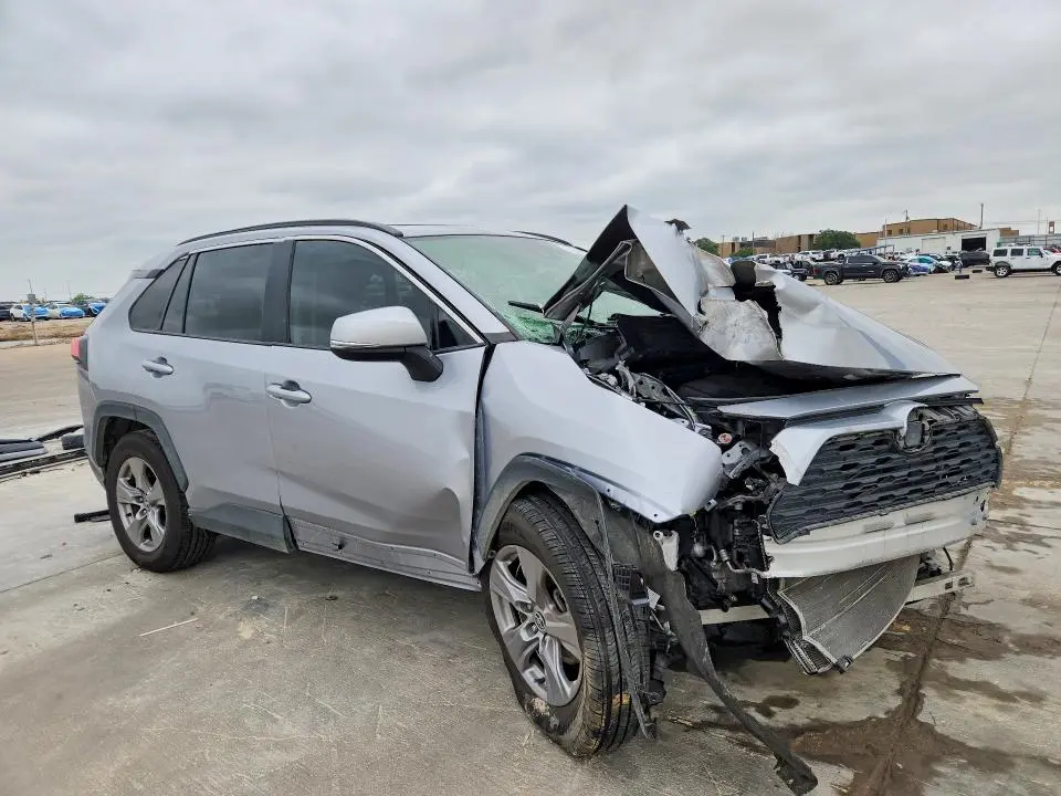2022 TOYOTA RAV4 XLE  