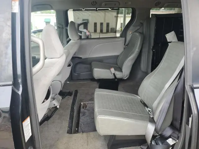 2015 TOYOTA SIENNA LE  