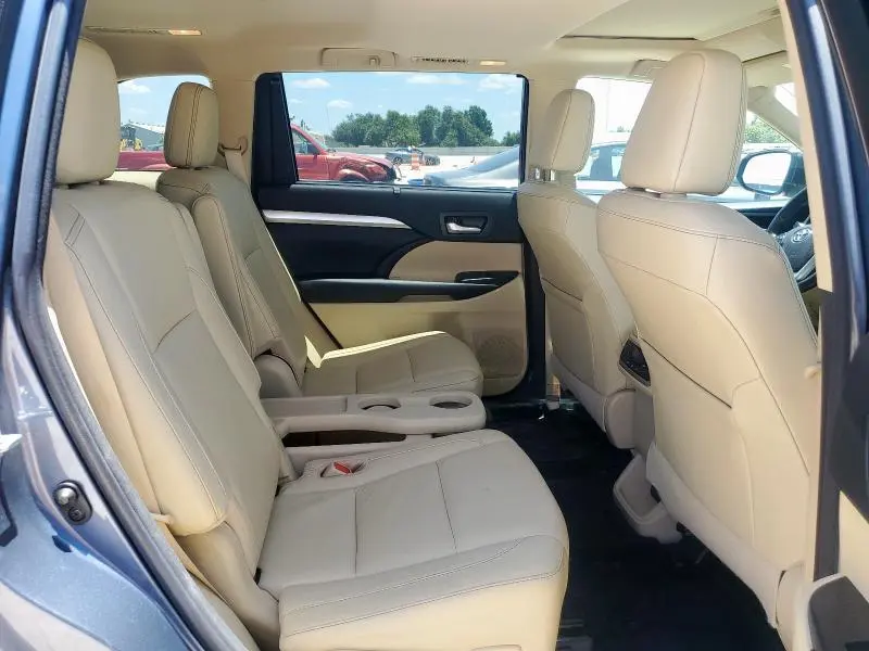 2017 TOYOTA HIGHLANDER SE  