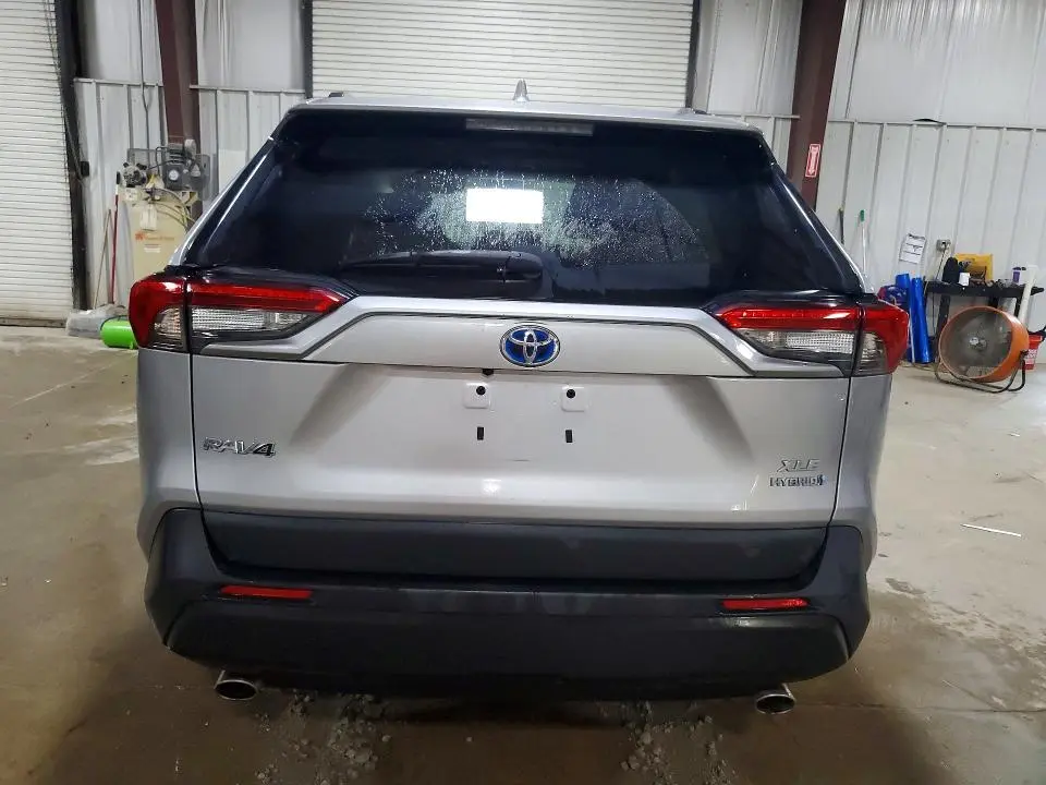 2021 TOYOTA RAV4 XLE  