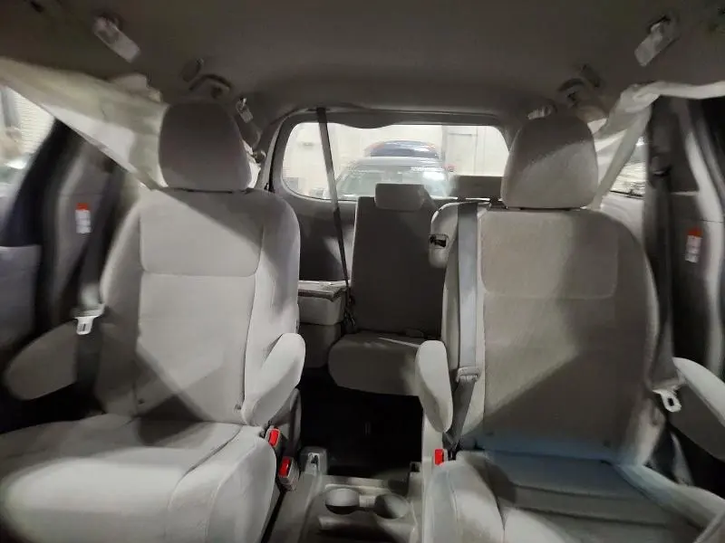 2016 TOYOTA SIENNA LE  