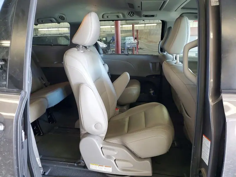 2019 TOYOTA SIENNA XLE  