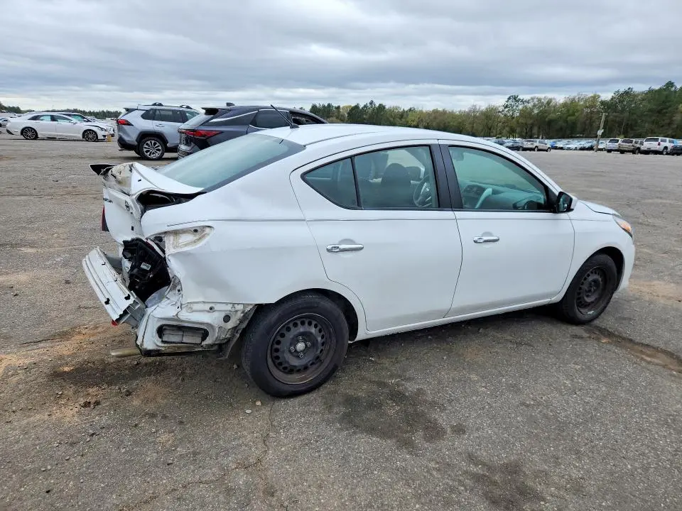 2019 NISSAN VERSA SV  