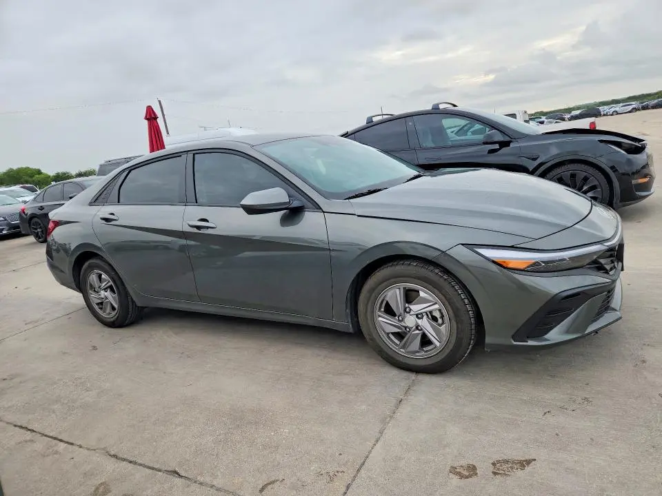 2025 HYUNDAI ELANTRA SE  