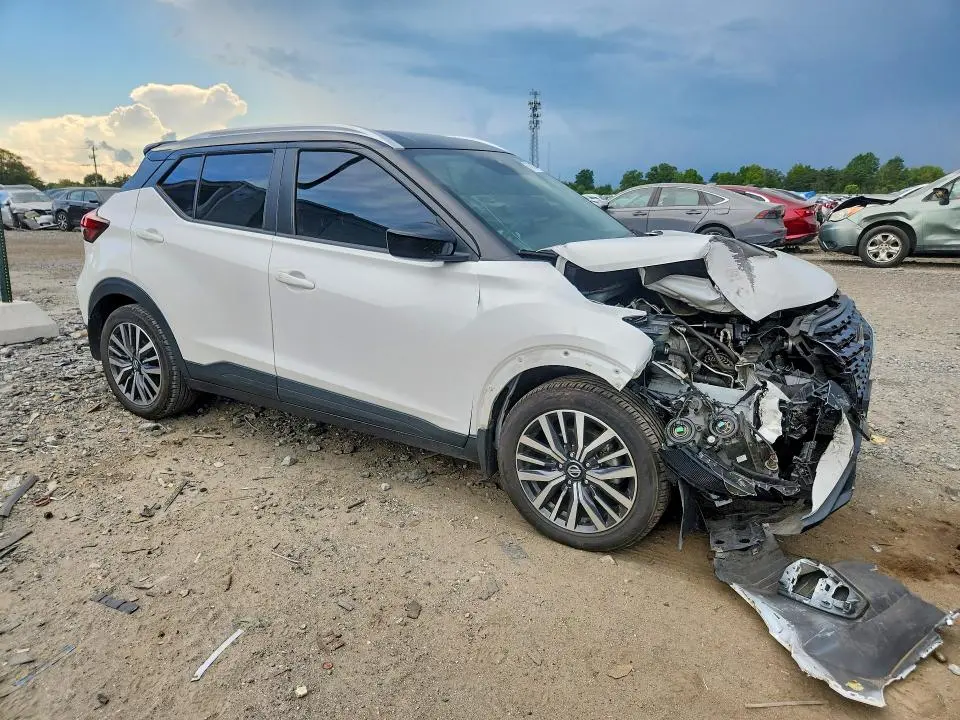 2022 NISSAN KICKS SV  