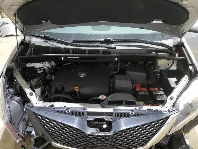 2017 TOYOTA SIENNA SE  