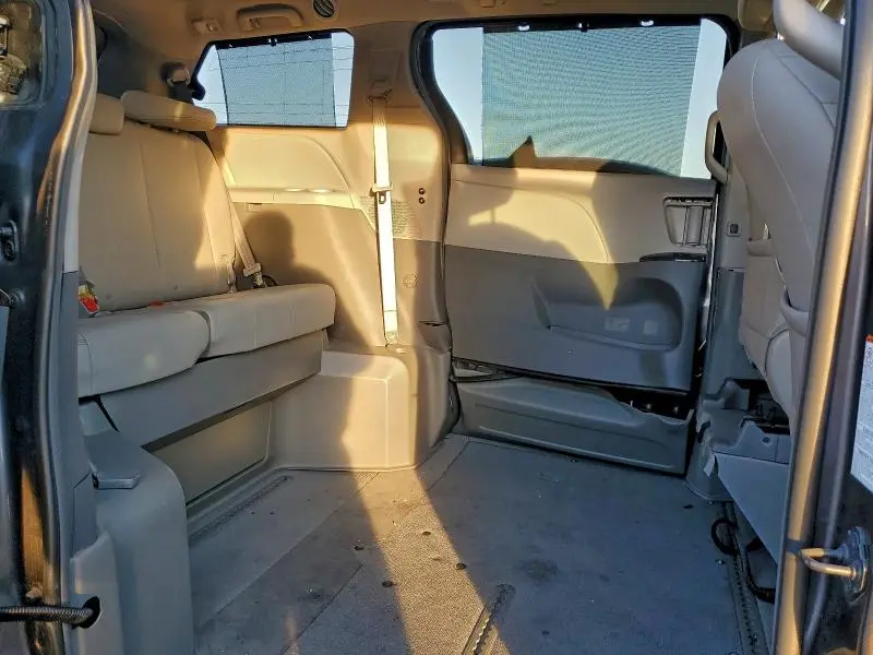 2019 TOYOTA SIENNA XLE  