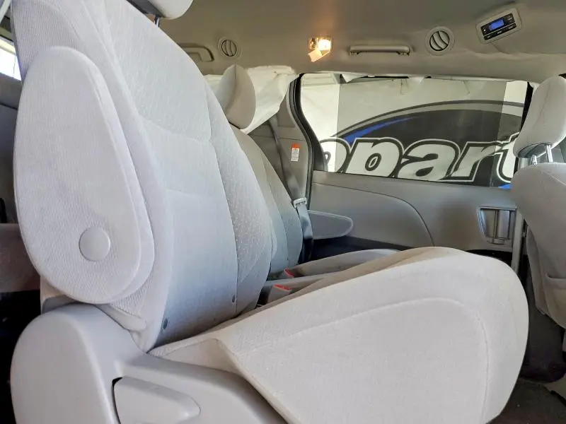 2019 TOYOTA SIENNA LE  