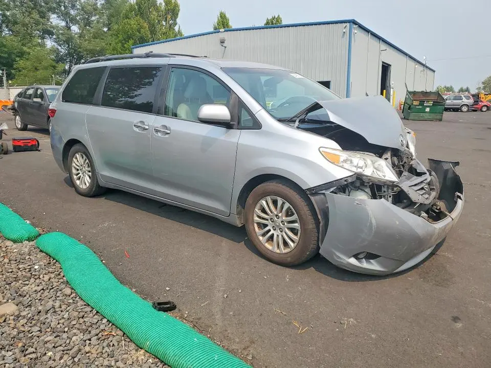 2015 TOYOTA SIENNA XLE 8-PASSENGER  
