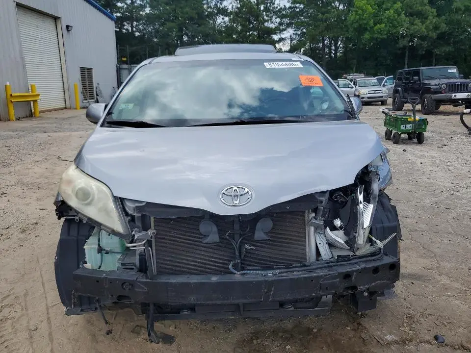 2017 TOYOTA SIENNA XLE 8-PASSENGER  