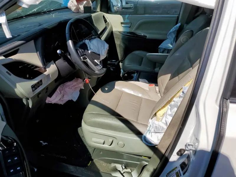 2017 TOYOTA SIENNA XLE  