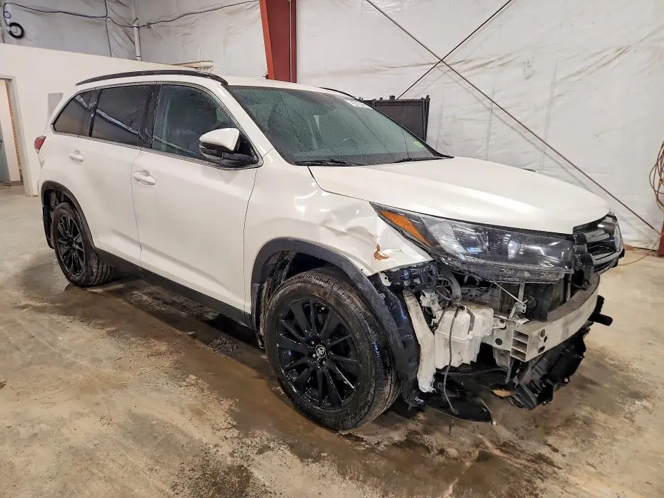 2019 TOYOTA HIGHLANDER SE  