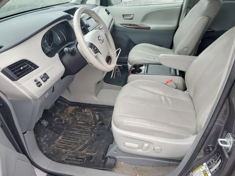 2014 TOYOTA SIENNA XLE 8-PASSENGER  