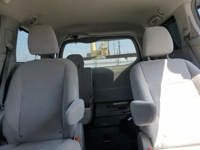 2017 TOYOTA SIENNA LE  