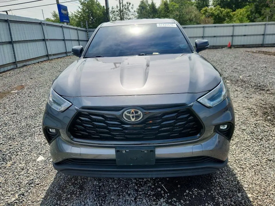 2021 TOYOTA HIGHLANDER LE  