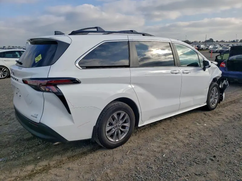 2024 TOYOTA SIENNA LE  