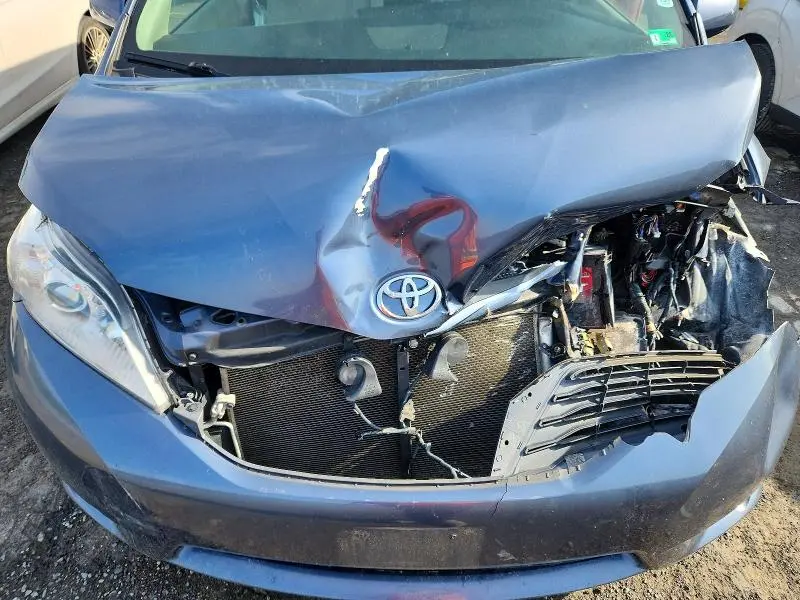 2017 TOYOTA SIENNA LE  