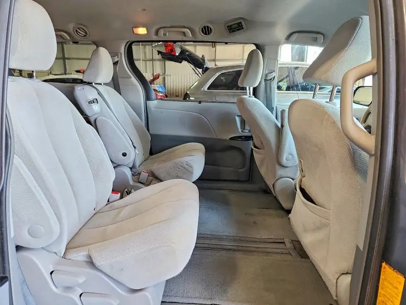 2014 TOYOTA SIENNA LE  