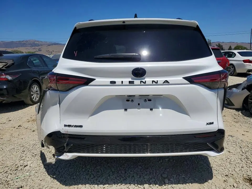 2025 TOYOTA SIENNA XSE  