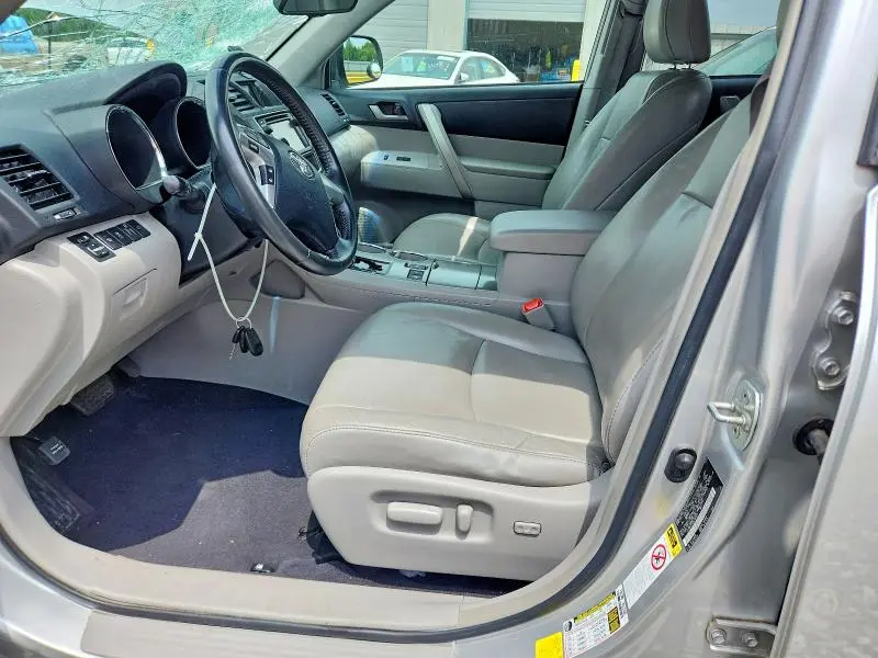 2013 TOYOTA HIGHLANDER SE  