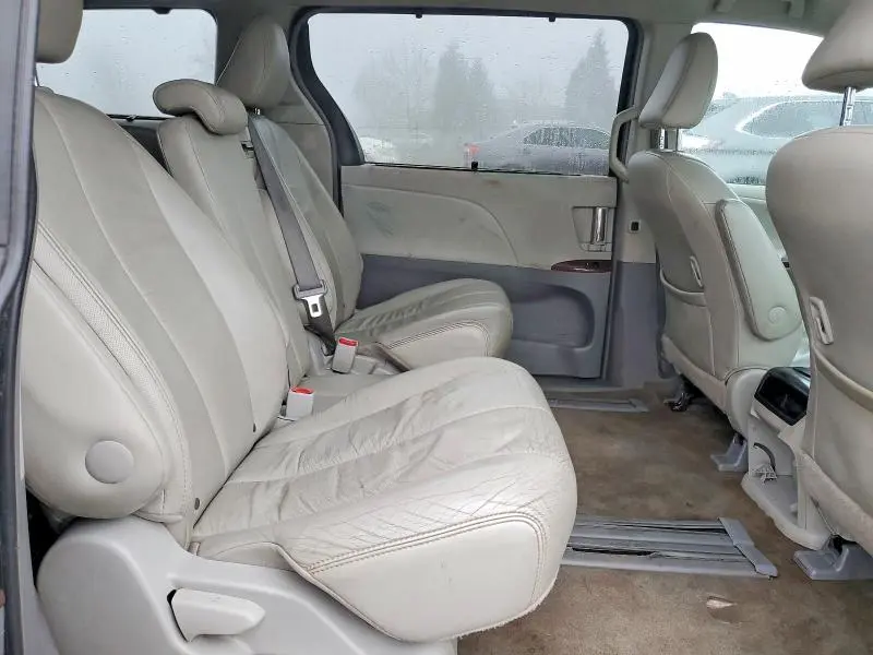 2013 TOYOTA SIENNA XLE  