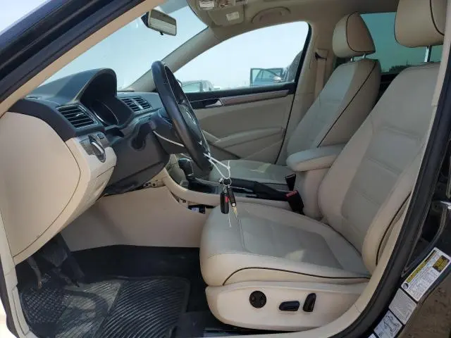 2016 VOLKSWAGEN PASSAT SE  